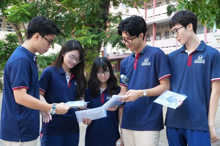 Các thí sinh trao đổi, trò chuyện trước giờ làm bài thi.