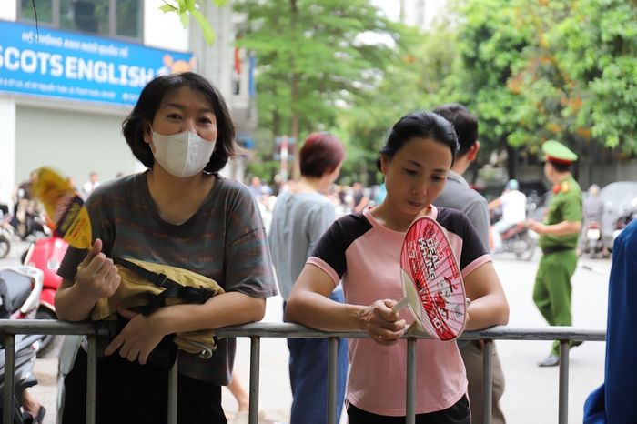 Những người mẹ thấp thỏm bên ngoài cổng trường thi