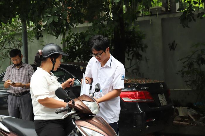 Mẹ đưa con đến trường thi sáng 11/6