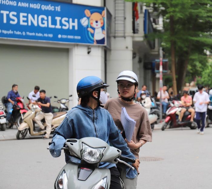 Mẹ dặn dò con làm bài thật bình tĩnh, tự tin