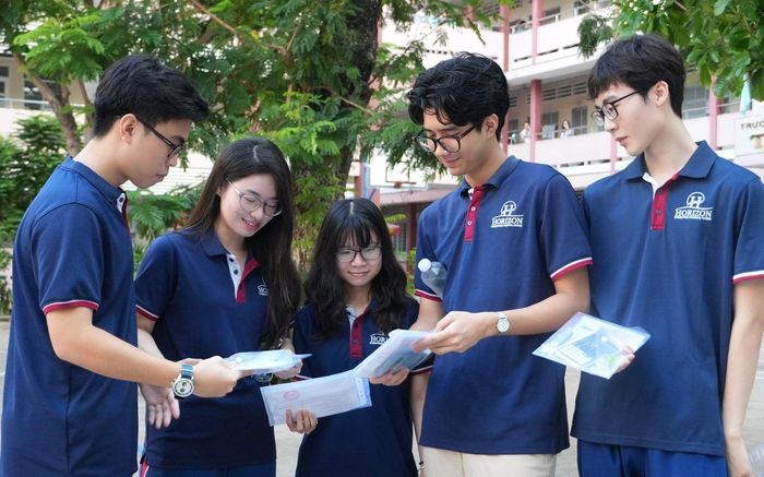 Thí sinh Chu Nhật Duy (thứ 2, bên phải sang) trao đổi với các bạn trước giờ thi.