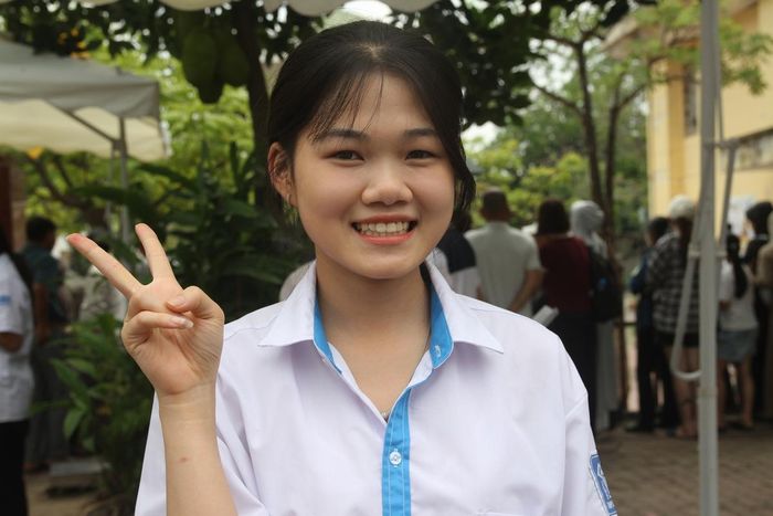 Thí sinh Dương Thị Minh tự tin với bài làm môn Ngữ văn.