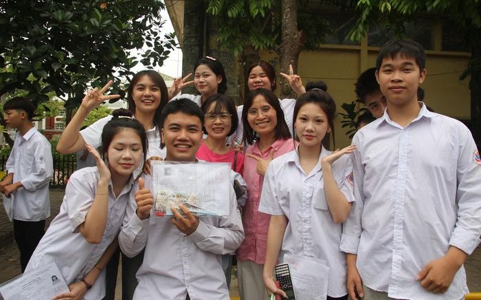 Thí sinh tại điểm thi Trường THPT Ngô Quyền sau khi hoàn thành bài thi môn Ngữ văn.