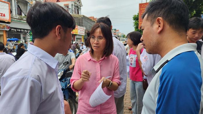 Cô Nguyễn Thị Ngân trao đổi với học sinh về đề thi môn Ngữ văn.