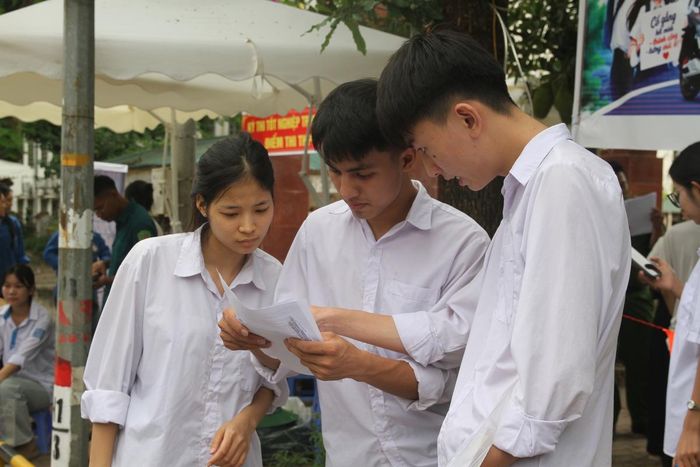 Nhóm thí sinh trao đổi về đề thi môn Ngữ văn.