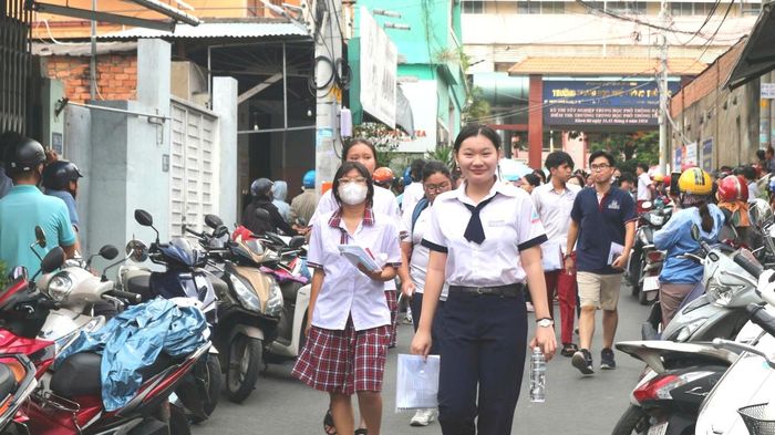 Thí sinh rời phòng thi sau khi kết thúc bài thi môn văn.