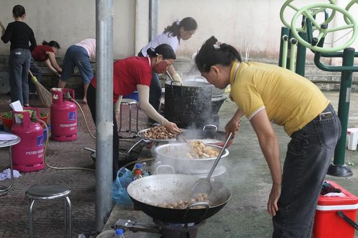 Người góp thực phẩm, người hỗ trợ kinh phí, người tài trợ bàn ghế, bát đĩa và cùng nhau nấu nướng, chuẩn bị những mâm cơm nghĩa tình tiếp sức mùa thi cho các sĩ tử.