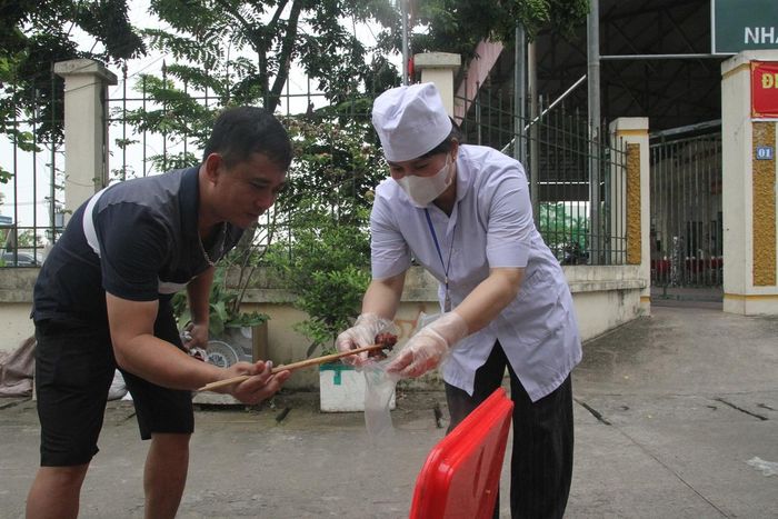 Theo ông Nhường, thực phẩm dùng để chuẩn bị những mâm cơm tiếp sức sĩ tử đều là thực phẩm sạch, có nguồn gốc rõ ràng. Mọi công đoạn sơ chế, bảo quản đều đảm bảo an toàn thực phẩm và có sự giám sát của cán bộ y tế xã phụ trách về vấn đề thực phẩm. Mỗi món ăn sau khi chế biến đều được cán bộ y tế lấy và lưu mẫu để đảm bảo an toàn sức khỏe cho sĩ tử và phụ huynh.