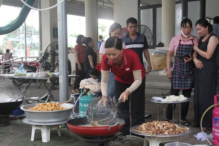 Từ 5h sáng ngày 11/6, người dân thôn Đông Lâu đã tụ họp về khu vực nhà văn hóa của thôn để chung tay nấu những mâm cơm phục vụ sĩ tử và phụ huynh.