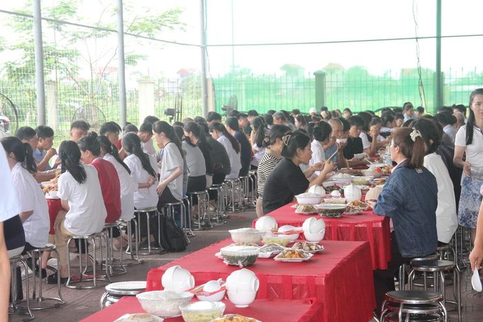 Khu vực tổ chức cũng được người dân trong thôn dọn dẹp, phun khử trùng, khử khuẩn, bát đũa sử dụng cũng đều được tráng nước sôi để đảm bảo vệ sinh.