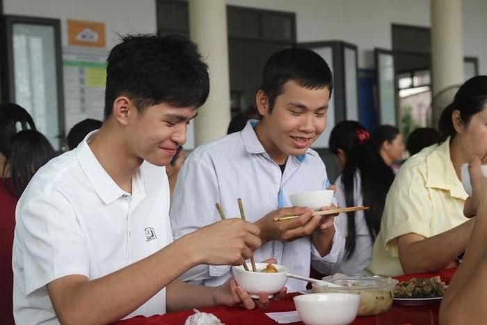 Mọi công đoạn chuẩn bị được tiến hành nhanh chóng để sau thời gian hoàn thành môn thi Ngữ văn vào buổi sáng, các sĩ tử có thể dùng bữa và nghỉ ngơi trước khi bắt đầu cho môn thi tiếp theo vào buổi chiều.