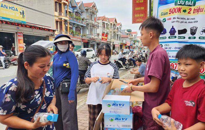 Hình ảnh những em nhỏ nở nụ cười thân thiện và trao tận tay các sĩ tử những món quà giản dị đã khiến mùa thi năm nay trở nên ấm áp hơn.