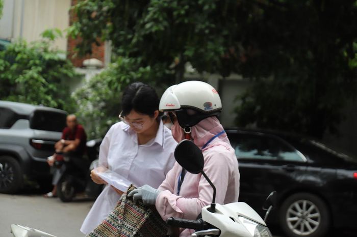 Mẹ kiểm tra giấy tờ của con trước khi con vào trường thi