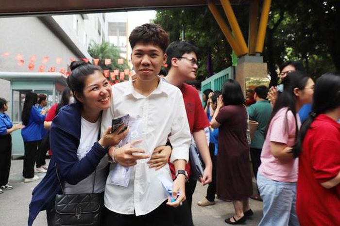 Hạnh phúc của mẹ là khuôn mặt nhẹ nhõm của con sau mỗi buổi thi