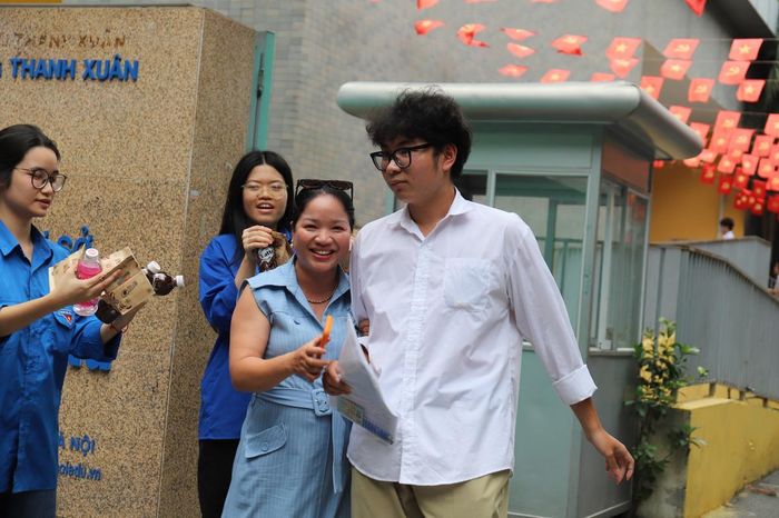 Mẹ phấn khởi khi con trai hoàn thành tốt môn thi Ngữ văn sáng nay