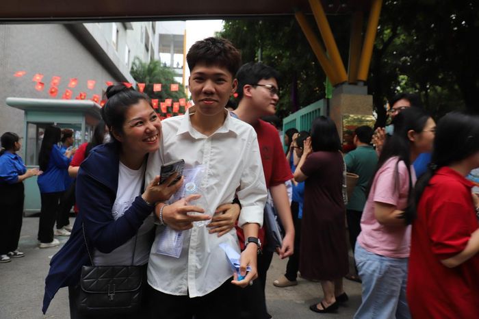 Hạnh phúc của mẹ là khuôn mặt nhẹ nhõm của con sau mỗi buổi thi