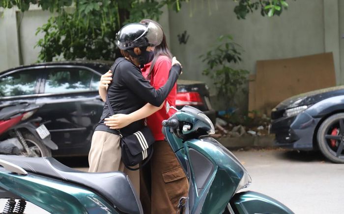 Mẹ tiếp thêm sức mạnh cho con trong buổi thi Toán chiều nay
