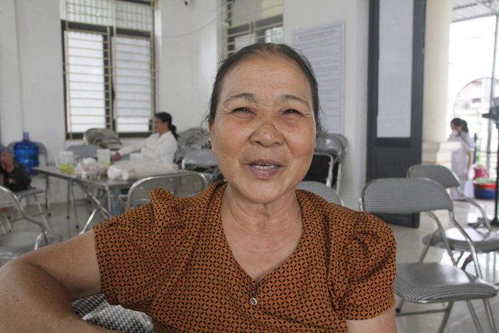 Bà Tạ Thị Sinh cũng đồng hành cùng cháu gái trong kỳ thi quan trọng.
