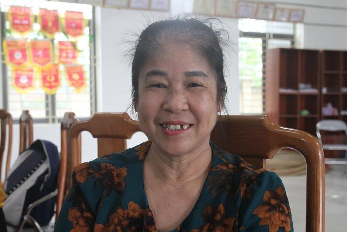 Bà Giang Thị Kim Nương vượt 20km đưa cháu đến điểm thi.