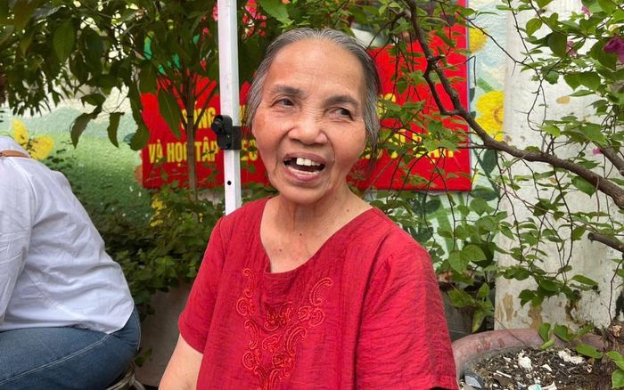 Bà Phẩm, 80 tuổi vẫn đồng hành cùng cháu trong ngày thi tốt nghiệp THPT.