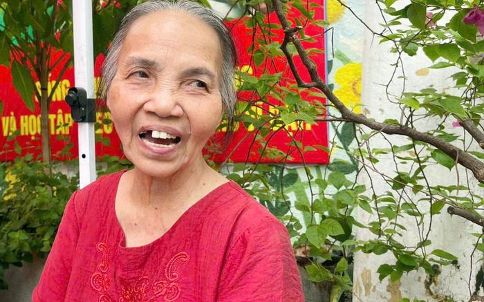 Bà Phẩm đã 80 tuổi vẫn đồng hành cùng cháu trong ngày thi tốt nghiệp THPT