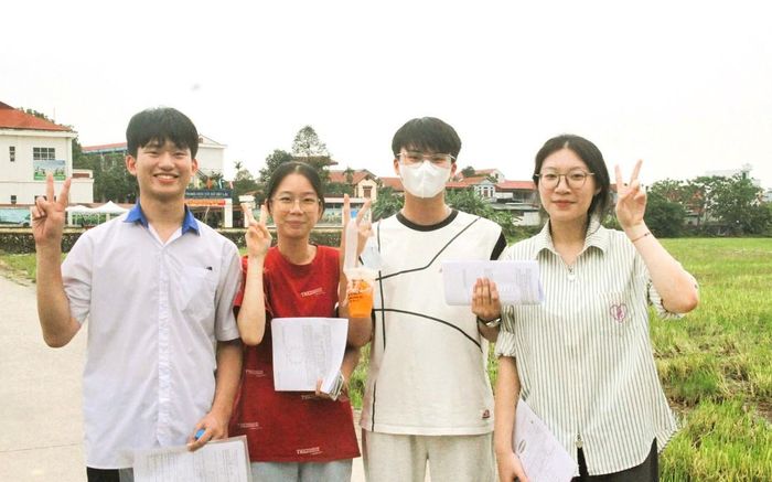 Thí sinh tại điểm thi Trường THCS Vật Lại kết thúc buổi thi môn Toán với tâm trạng thoải mái.