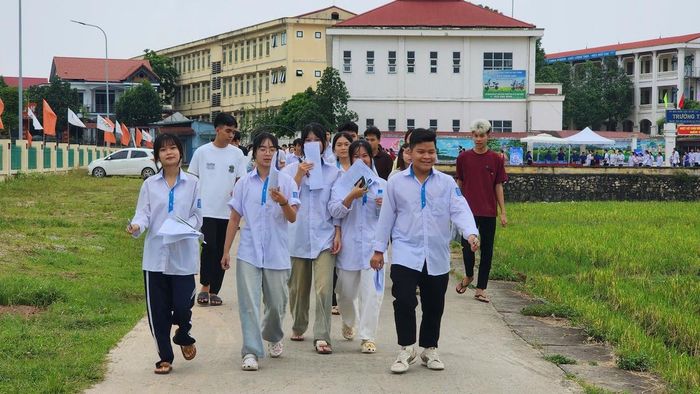 Thí sinh rời điểm thi sau khi hoàn thành bài thi môn Toán.