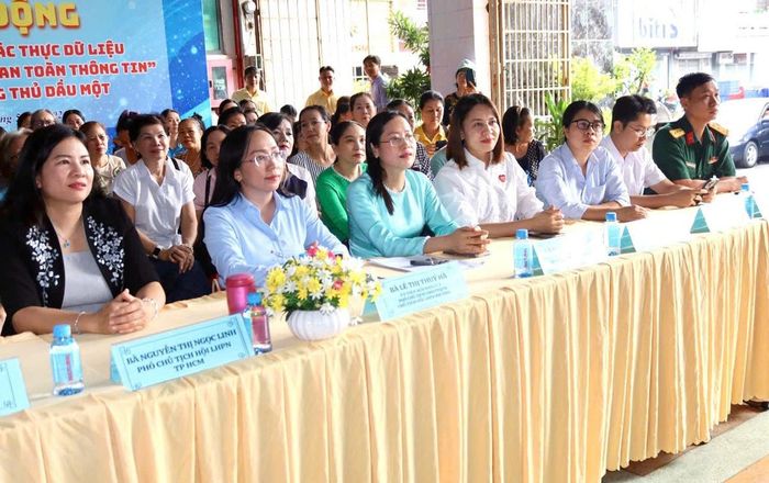 Các đại biểu lắng nghe chương trình ra mắt