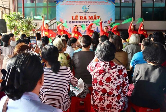Đông đảo các nữ tiểu thương tham dự lễ ra mắt