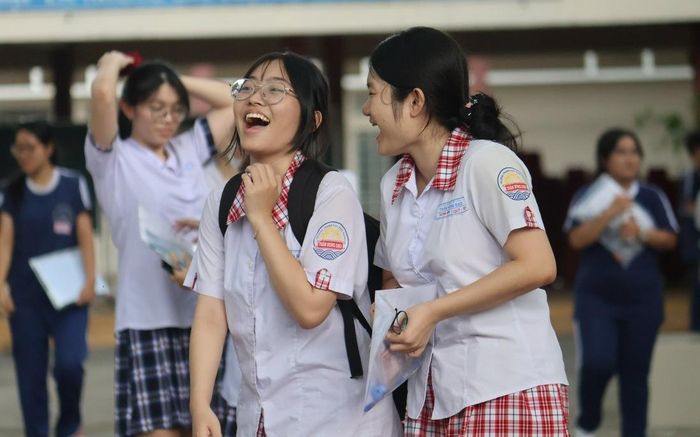 Tại điểm trường THCS Phạm Văn Chiêu, phường Thông Tây Hội, nhiều thí sinh ra khỏi phòng thi môn Toán với tâm trạng phấn khởi khi làm được bài. Ảnh: Hồ Lam