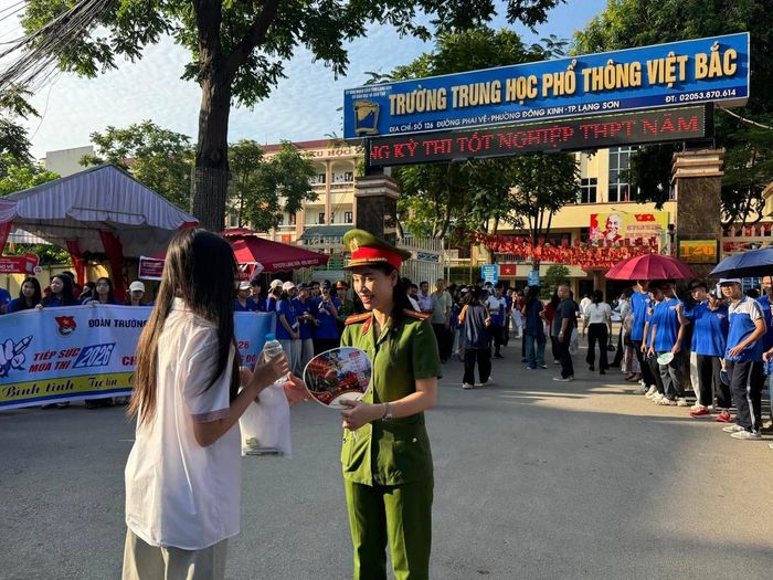 Cán bộ chiến sĩ Công an Lạng Sơn trao những chai nước tinh khiết cho các thí sinh. Ảnh: T.L