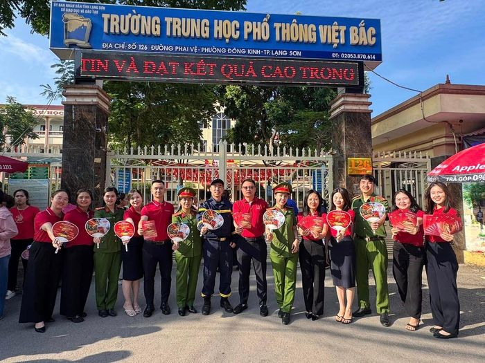 Tuổi trẻ Phòng Cảnh sát PCCC và CNCH và Ngân hàng Nông nghiệp và phát triển nông thôn Việt Nam - Chi nhánh Lạng Sơn chung tay thực hiện công việc tiếp sức mùa thi.