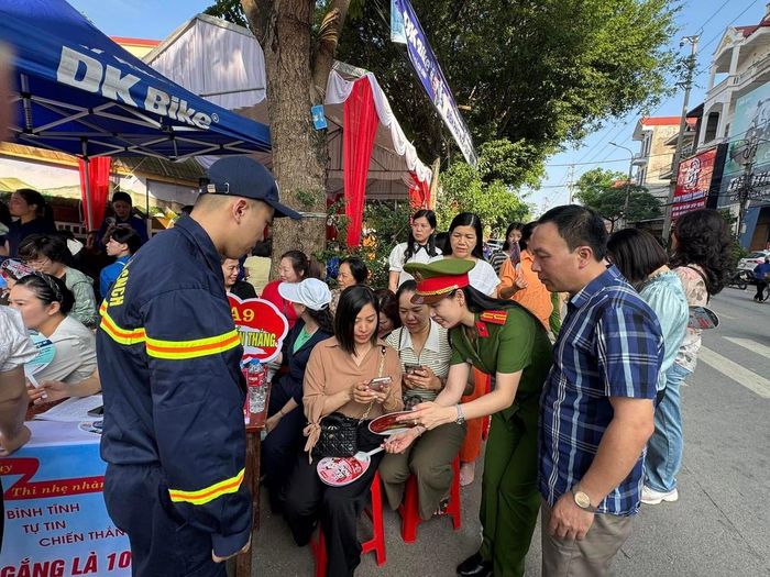 Hướng dẫn cho phụ huynh sử dụng mã QR về kiến thức cơ bản về an toàn PCCC cho phụ huynh học sinh. Ảnh: T.L