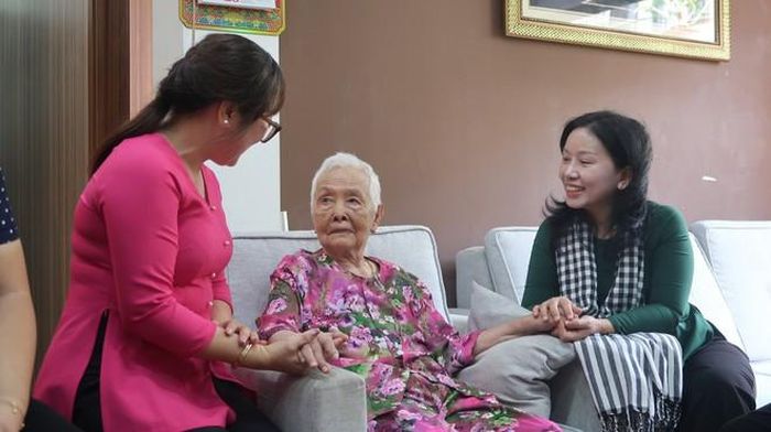 Đoàn công tác do bà Huỳnh Thị Thúy Phương, Phó Chủ tịch Hội LHPN TPHCM (áo bà ba màu xanh) làm Trưởng đoàn đến thăm, tăng quà các Mẹ Việt Nam Anh hùng