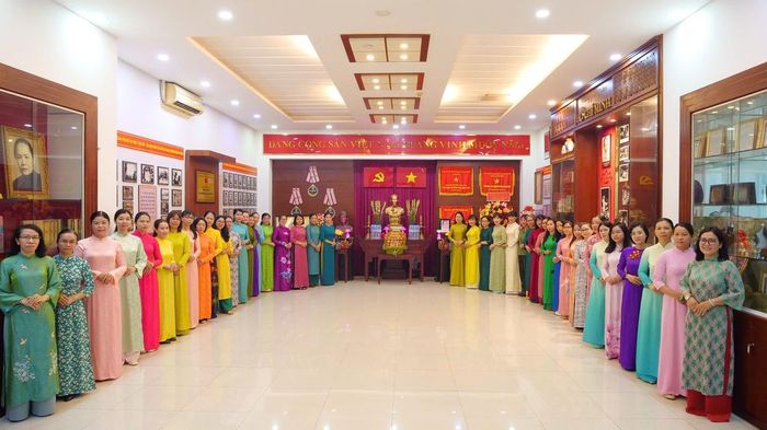 Đoàn đại biểu Phụ nữ TPHCM tham dự Đại hội đại biểu Phụ nữ toàn quốc thành kính dâng hoa, dâng hương Chủ tịch Hồ Chí Minh