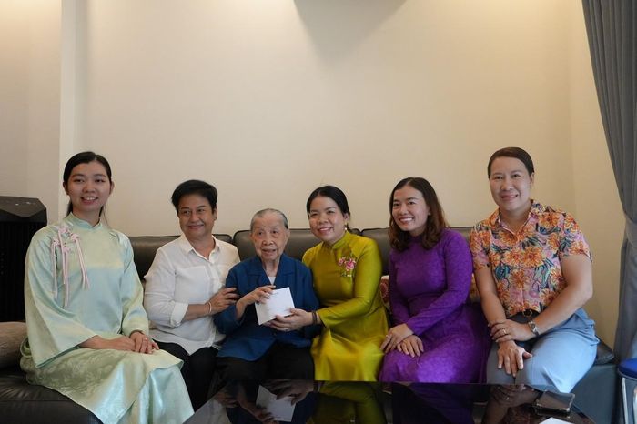 Đoàn đến thăm Mẹ Việt Nam Anh hùng Dương Kim Lan