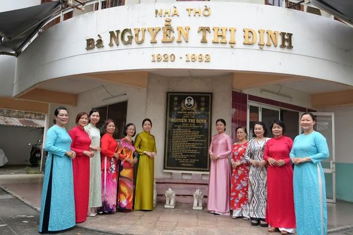 Hội LHPN TPHCM đến dâng hương nữ tướng Nguyễn Thị Định tại nhà riêng của bà lúc sinh thời (phường Xuân Hòa, TPHCM)