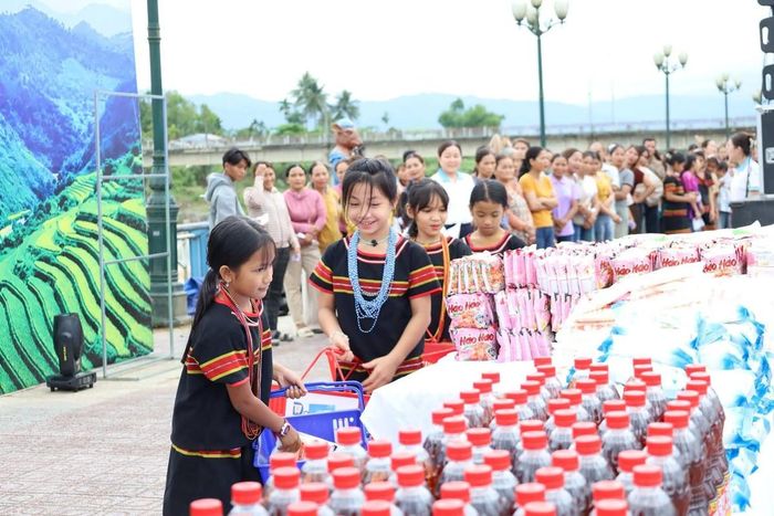 Các em thiếu nhi vùng cao hào hứng lựa chọn nhu yếu phẩm tại chương trình an sinh do Hội LHPN TP Đà Nẵng tổ chức trong khuôn khổ đợt cao điểm “51 ngày hành động”, góp phần lan tỏa sự sẻ chia đến phụ nữ, trẻ em khó khăn miền núi.