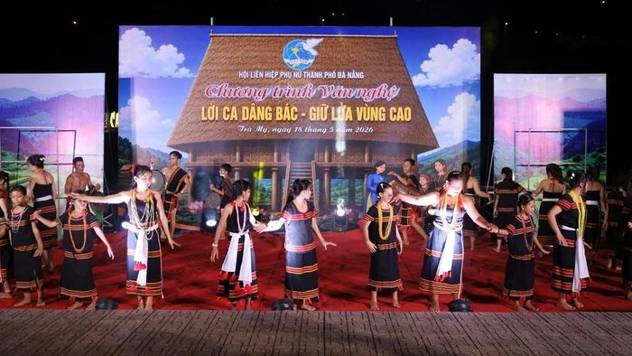 Tiết mục văn nghệ mang đậm bản sắc đồng bào vùng cao được trình diễn tại chương trình “Lời ca dâng Bác - Giữ lửa vùng cao”, góp phần lan tỏa tình yêu quê hương, gìn giữ giá trị văn hóa truyền thống trong đợt cao điểm “51 ngày hành động”.