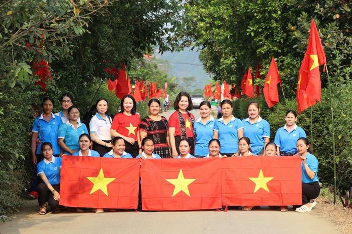 Tuyến đường cờ Tổ quốc được phụ nữ Đà Nẵng chung tay xây dựng, tạo điểm nhấn cảnh quan và lan tỏa tinh thần yêu nước trong đợt thi đua chào mừng Đại hội đại biểu toàn quốc MTTQ Việt Nam lần thứ XI và Đại hội đại biểu Phụ nữ toàn quốc lần thứ XIV, nhiệm kỳ 2026-2031.