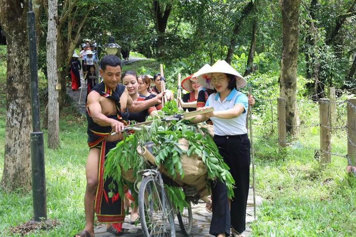 Cán bộ, hội viên phụ nữ Đà Nẵng tham gia chương trình “Hành quân về nguồn, lan tỏa yêu thương”, góp phần giáo dục truyền thống và tăng cường kết nối giữa phụ nữ vùng đồng bằng với phụ nữ miền núi.