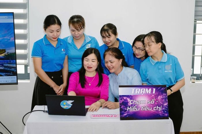 Hội viên phụ nữ trải nghiệm các nền tảng số, từng bước "chạm số" để làm chủ công nghệ và tham gia xây dựng các mô hình “Chi hội số - Gia đình số” tại cơ sở.