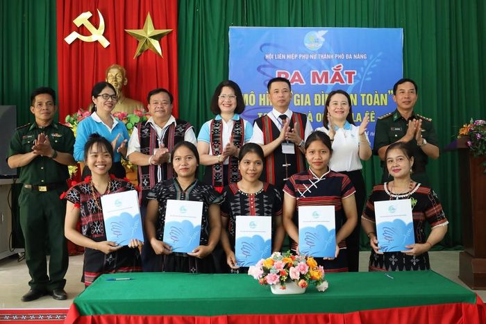 Các hộ dân xã La Êê ký cam kết thực hiện mô hình “Gia đình an toàn”, góp phần phòng ngừa tảo hôn, bạo lực gia đình và xây dựng cộng đồng bình yên nơi vùng biên giới.