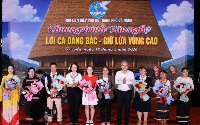 Chương trình văn nghệ "Lời ca dâng Bác - giữ lửa vùng cao" thể hiện tình cảm của hội viên phụ nữ Đà Nẵng và đồng bào vùng cao trong hành trình gìn giữ, phát huy các giá trị truyền thống