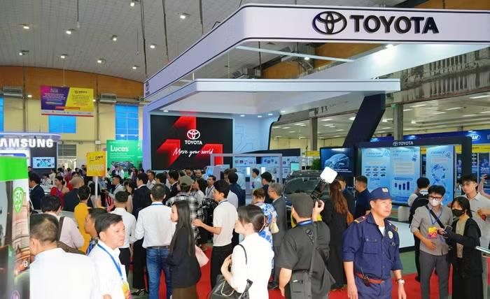 Khách thăm quan sự kiện tại gian hàng của Toyota