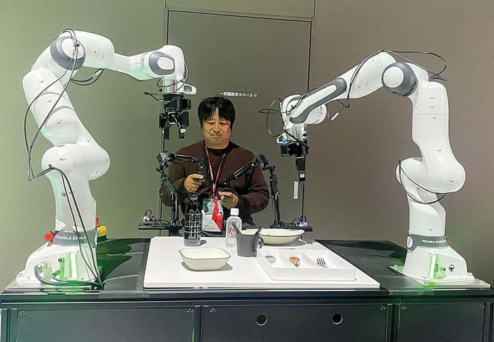 Thử tương tác với robot.