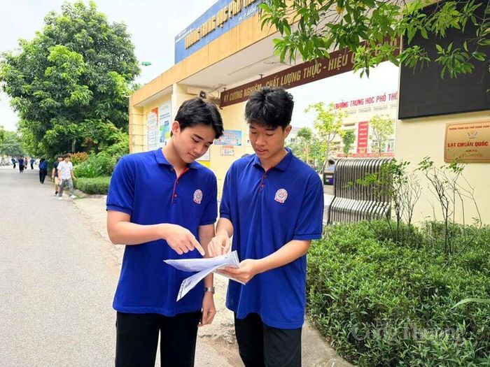 Phú An (bên trái) đến trường thi từ khá sớm.