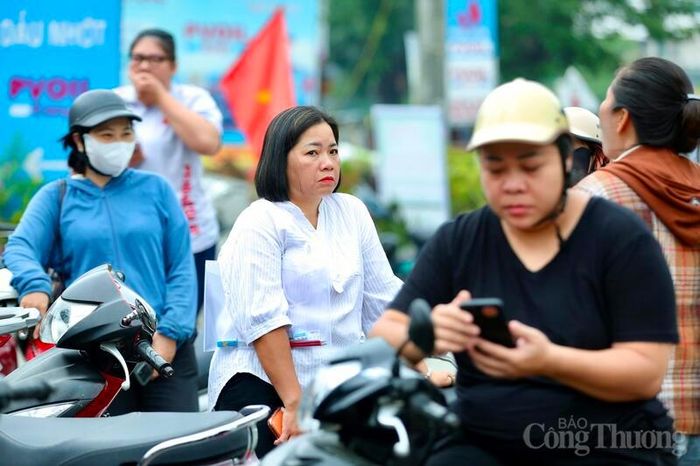 Chị Phan Thị Nguyệt, phụ huynh có con dự thi tại điểm thi Trường THPT Lý Thường Kiệt cho biết: “Gia đình không đặt áp lực điểm số mà chỉ mong con giữ được tâm lý thoải mái để hoàn thành bài thi tốt nhất theo khả năng của mình”. Ảnh: Ngô Nhung