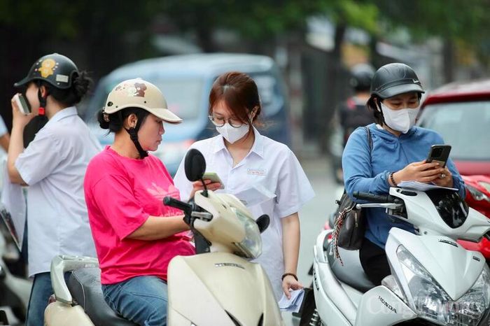 Trước giờ thi, nhiều phụ huynh nhẹ nhàng dặn dò con giữ bình tĩnh, đọc kỹ đề và làm bài cẩn thận. Những lời động viên giản dị như “cố gắng hết sức”, “đừng quá áp lực” hay “bố mẹ luôn tin con” đã tiếp thêm động lực cho các sĩ tử. Ảnh: Ngô Nhung