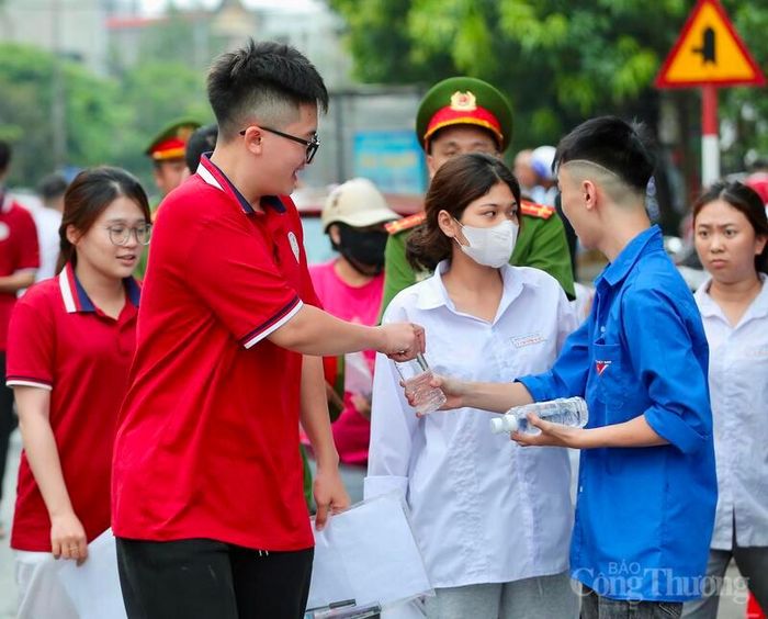 Lực lượng thanh niên tình nguyện cũng có mặt từ sớm để hỗ trợ thí sinh và người nhà. Từ việc phân luồng giao thông, hướng dẫn phòng thi, phát nước uống miễn phí đến hỗ trợ các tình huống phát sinh, màu áo xanh tình nguyện đã góp phần tạo nên một kỳ thi an toàn, thân thiện. Ảnh: Ngô Nhung